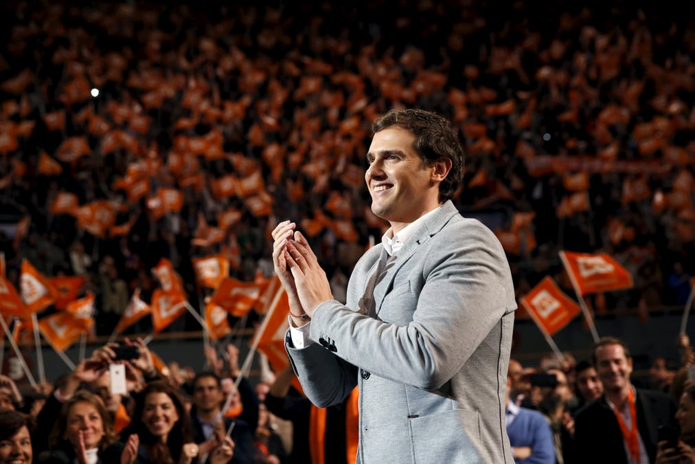 Ciudadanos et podemos progressent dans les sondages en espagne