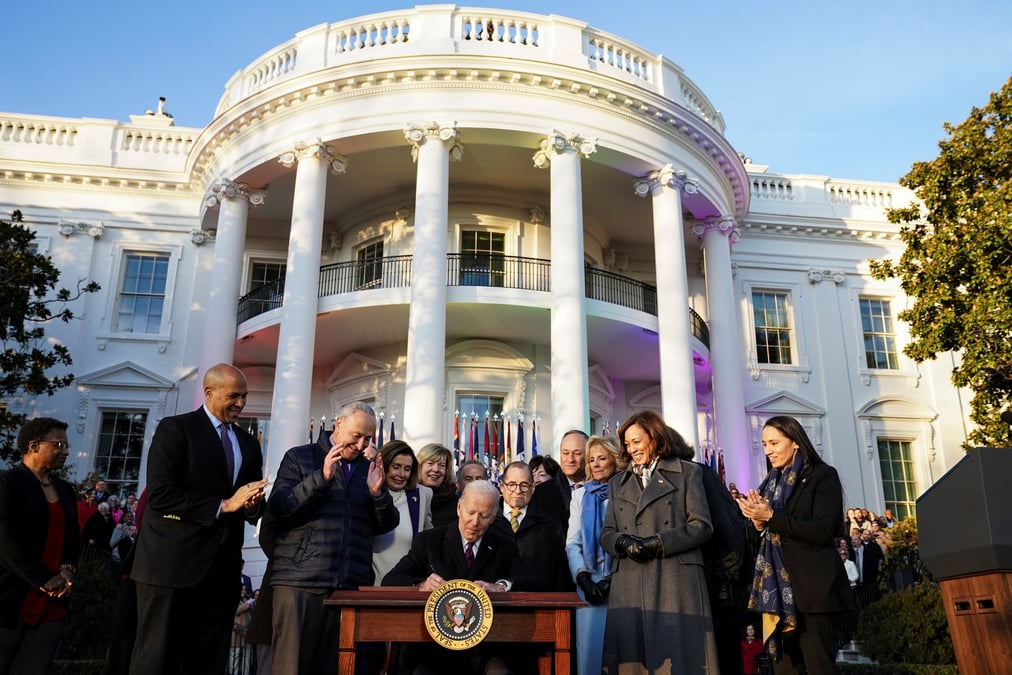 Le president americain biden signe la "loi sur le respect du mariage" a la maison blanche a washington