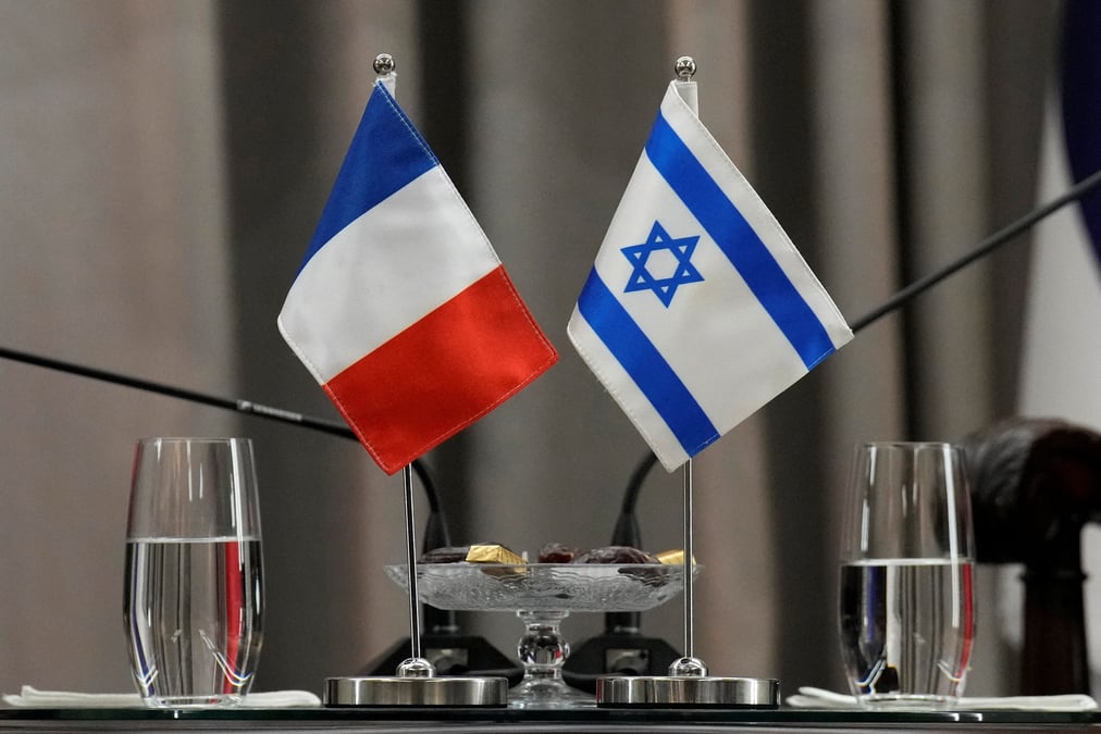 Les drapeaux francais et israelien
