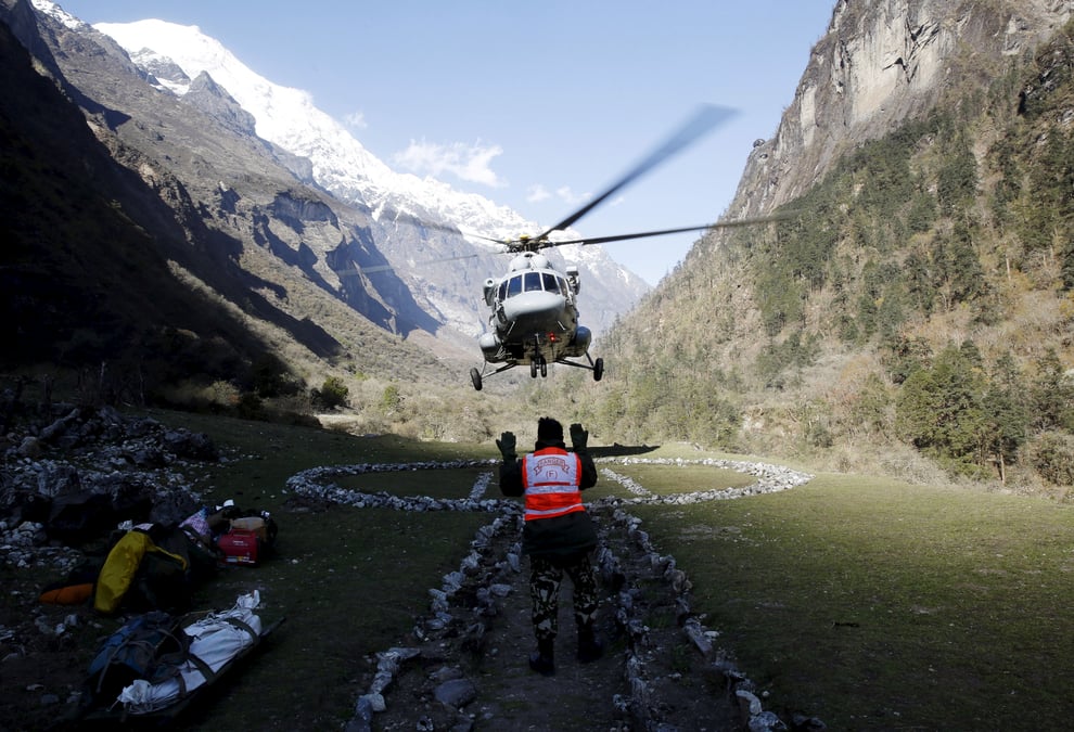 Les operations de secours se poursuivent au nepal pour atteindre les endroits isoles