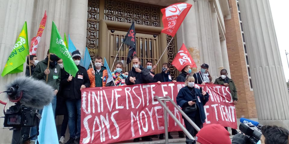 Rassemblement des syndicats étudiants, le 20 janvier dernier, contre la précarité étudiante et pour un plan d'urgence pour les facultés, devant le siège de l'Université de Lille.