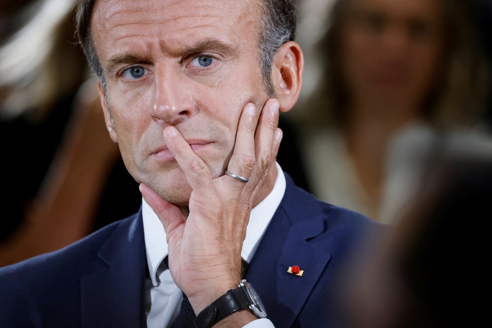 Le president francais emmanuel macron ecoute un discours lors de sa visite a l'ecole professionnelle argensol a orange