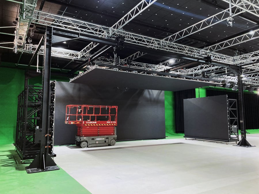 Intégrée en 2021 à france.tv studio, la société d'effets visuels Les Tontons Truqueurs vient de démarrer la commercialisation auprès de producteurs tiers de son studio à écrans LED de 100 m2. La structure est en fin d'installation.