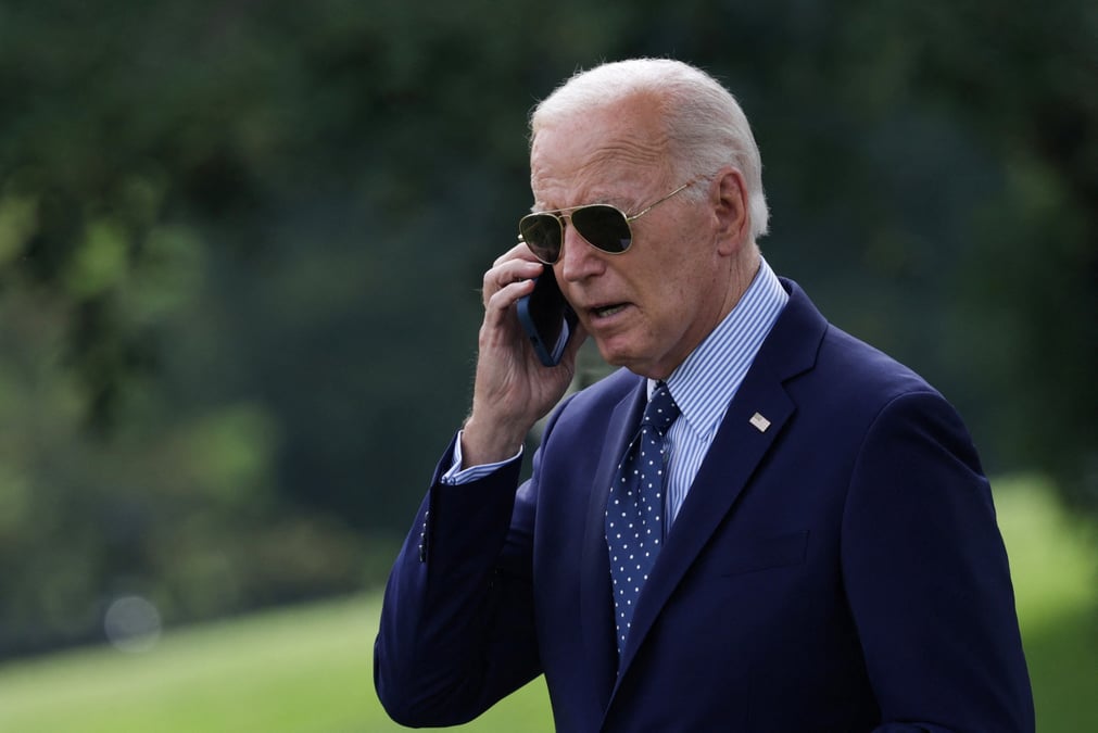 Le president americain joe biden parle au telephone dans le jardin de la maison blanche