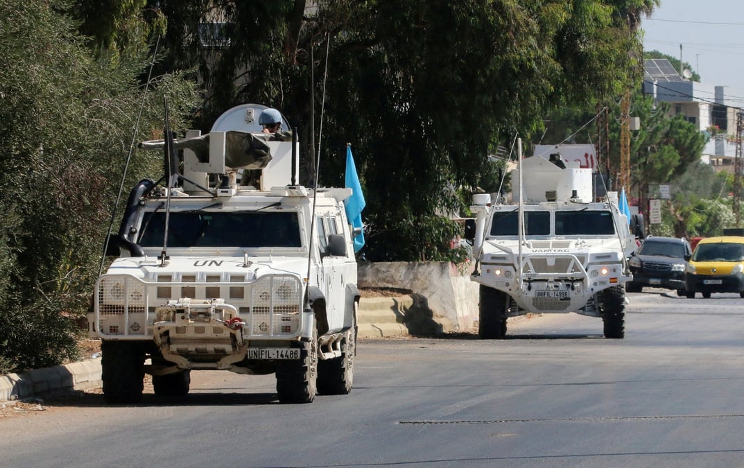 Des vehicules de maintien de la paix de l'onu (finul) sont gares a marjayoun
