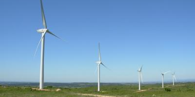 Les 31 éoliennes du site d'Aumelas, dans l'Hérault, sont entrées progressivement en fonctionnement entre 2006 et 2014, permettant la production de 62 MW, équivalent de l'alimentation en électricité de 60 000 personnes.
