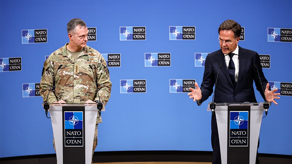 Le secrétaire général de l'OTAN, Mark Rutte (à droite), et le commandant suprême des forces alliées en Europe (SACEUR), le général Alexus G. Grynkewich (à gauche), lors d'une conférence de presse conjointe sur la violation de l'espace aérien polonais par des drones russes, au siège de l'OTAN à Bruxelles, le 12 septembre 2025.