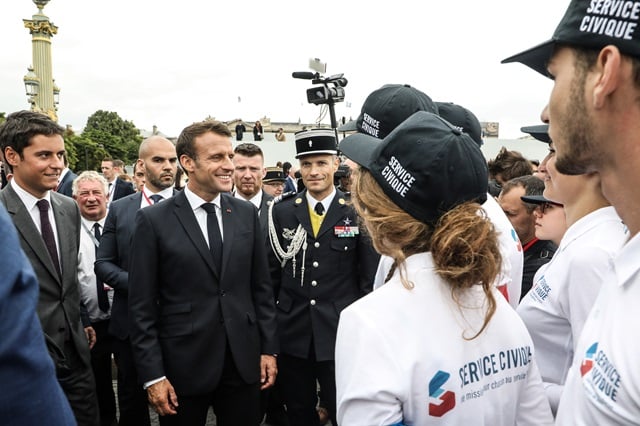 Le chef de l'Etat face à des jeunes inscrits au service national universel en 2019 à Paris.