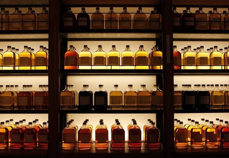 Suntory rachete les distributeurs de boissons de japan tobacco