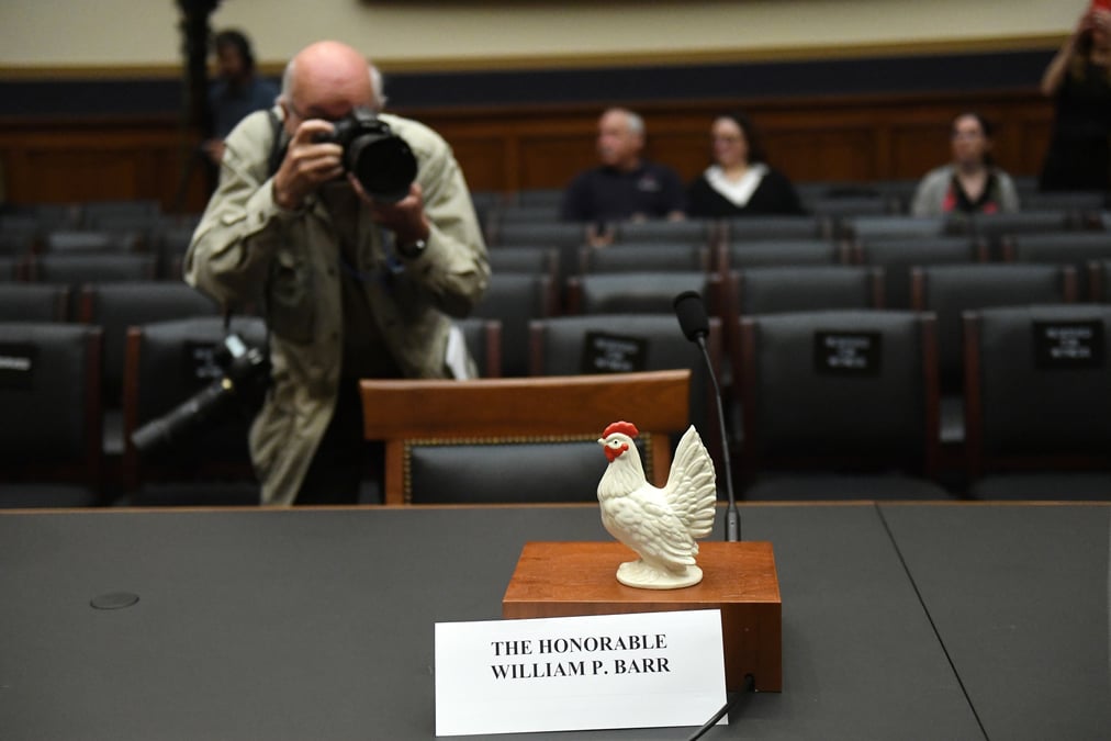 A la chambre des representants, une poule (mouillee) pour incarner l'attorney general