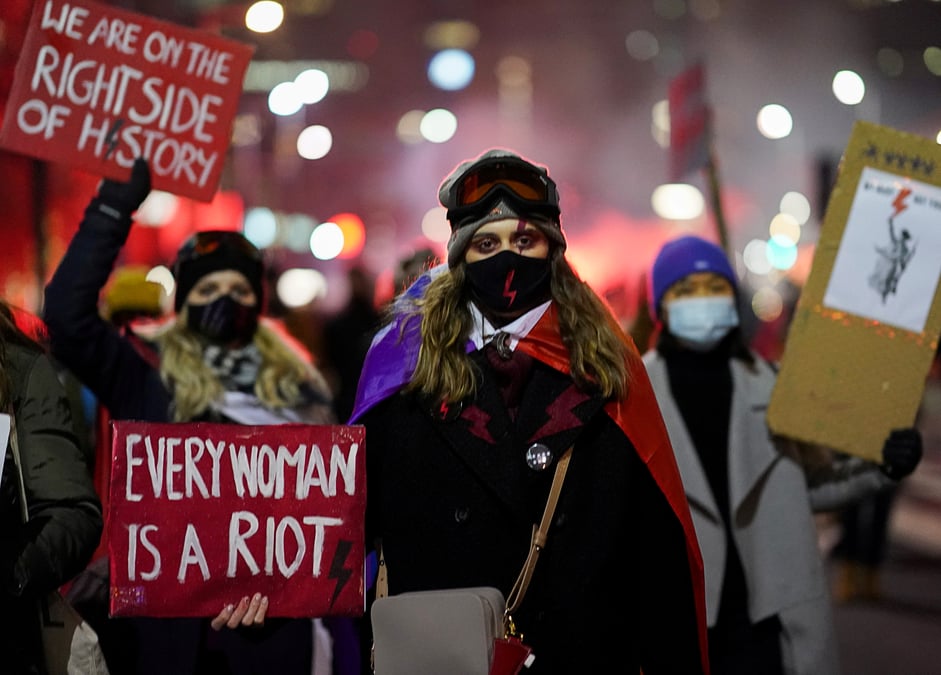 "pas une de plus", manifestations en pologne contre la legislation anti-ivg