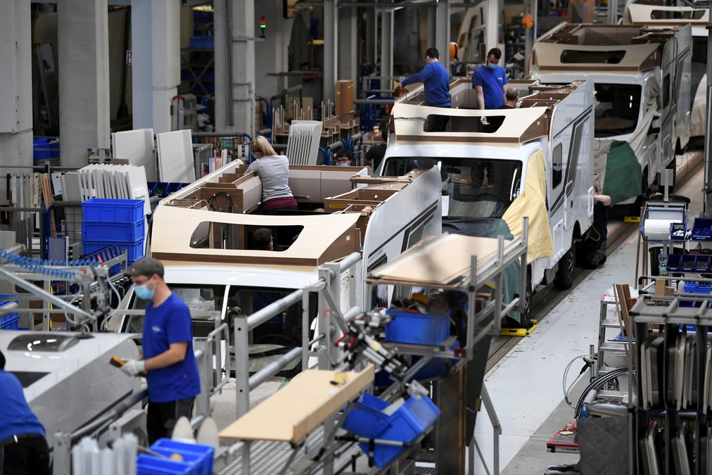 Photo d'archives des travailleurs assemblant des camping-cars a l'usine knaus-tabbert ag