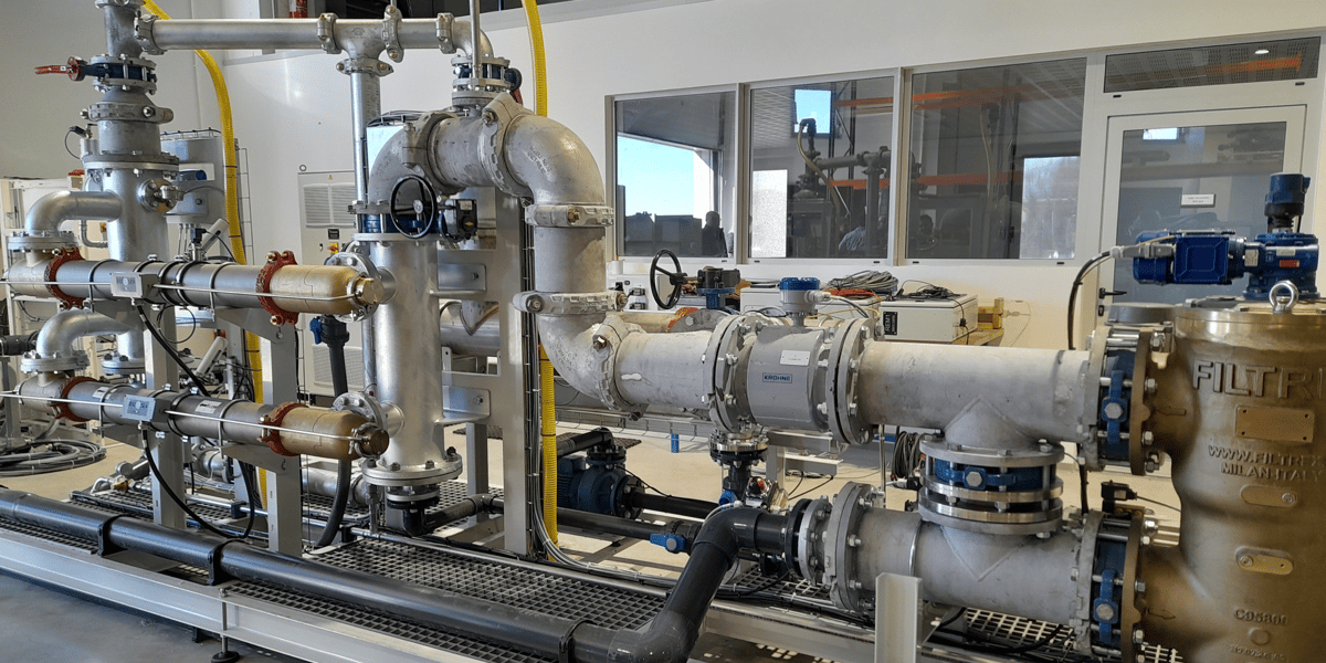 Bio-UV a notamment installé, dans son nouveau bâtiment, un système à taille réelle de traitement des eaux de ballast pour les navires, afin de former partenaires et clients.