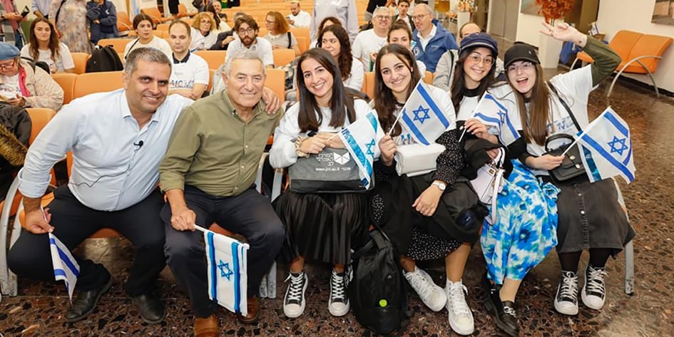 Des Français à leur arrivée à Tel-Aviv, le 25 octobre 2023.