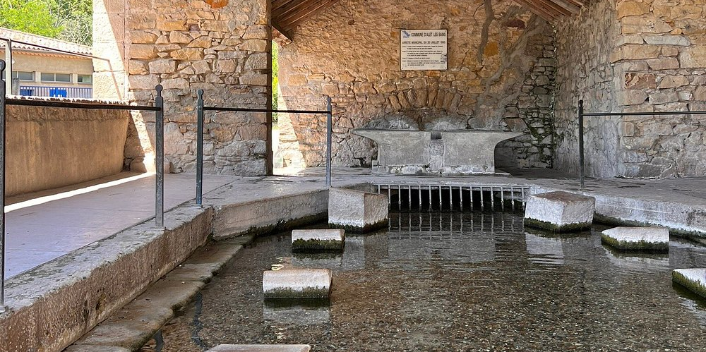 La source d’eau minérale naturelle d’Alet-les-Bains, dans l’Aude, réputée depuis l’Antiquité pour ses vertus, sort d’un forage à 300 mètres de profondeur à un débit de 400 m³ par heure.