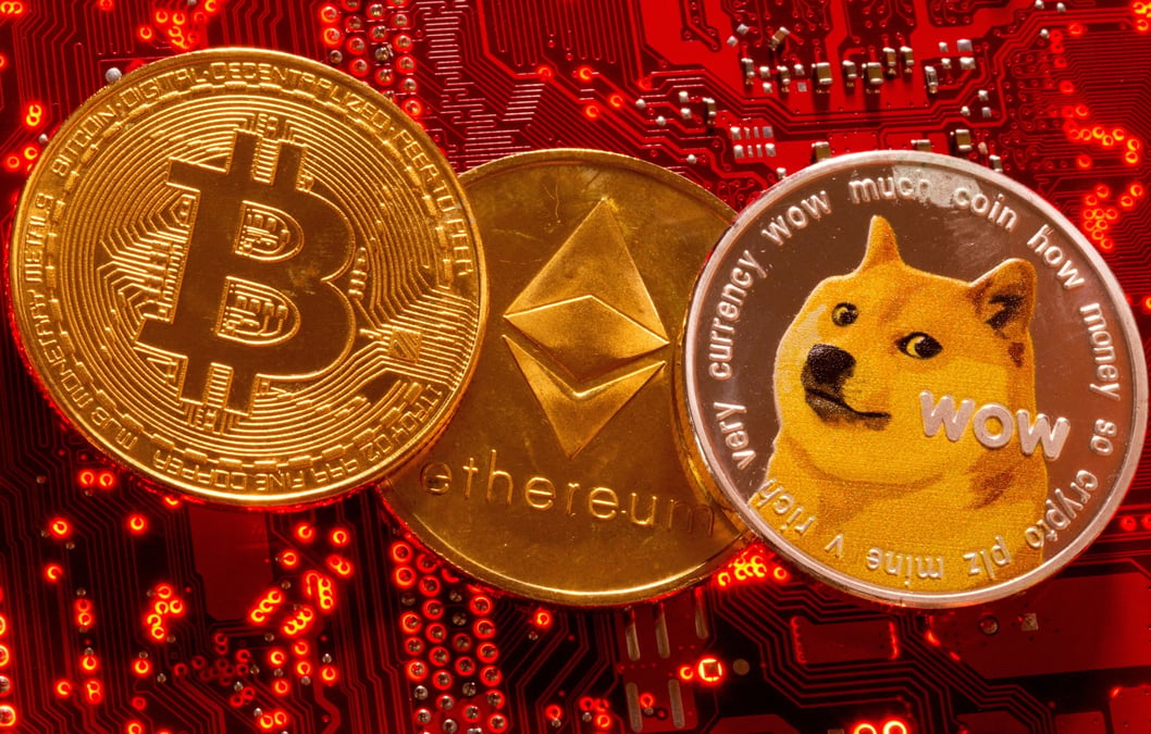 Illustration montre les crypto-monnaies bitcoin, ethereum et dogecoin