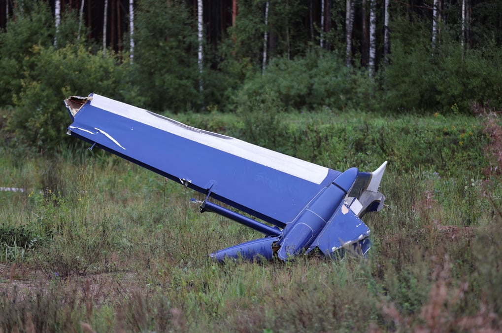 Photo d'une epave de l'avion prive lie au chef du groupe paramilitaire wagner, evgueni prigojine, visible pres du lieu du crash dans la region de tver, en russie