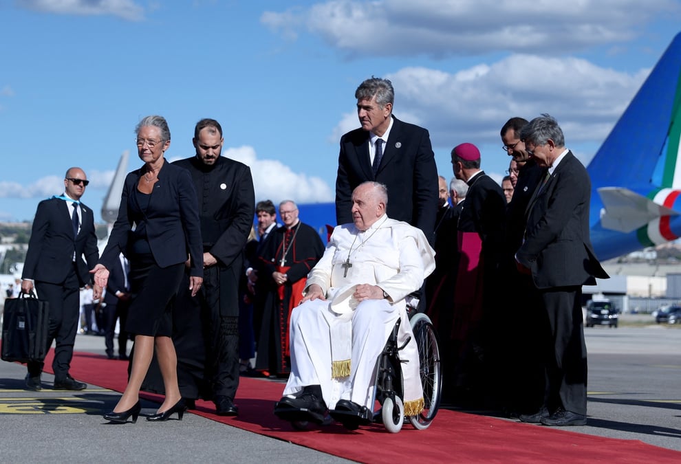 Le pape francois arrive a l'aeroport de marseille