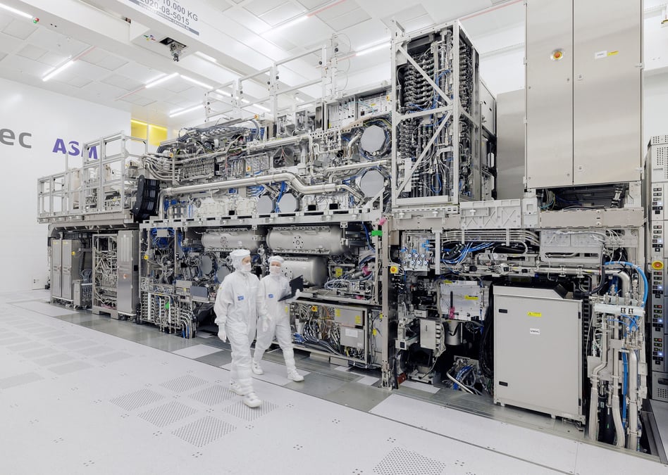 Des ingenieurs travaillant au quartier general d'asml a velhoven, aux pays-bas
