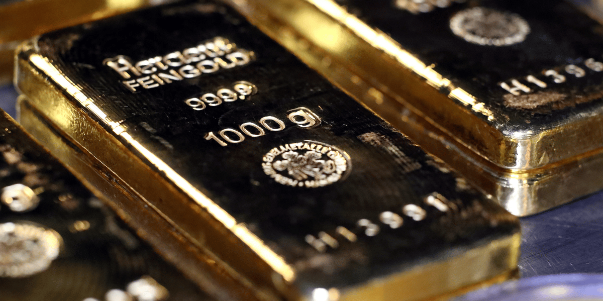 Les prix de l'or sont moins influencés par les fondamentaux du marché physique -production, consommation, stocks- que par ses contraintes financières, valeur du dollar et taux d'intérêt réel (TIR).