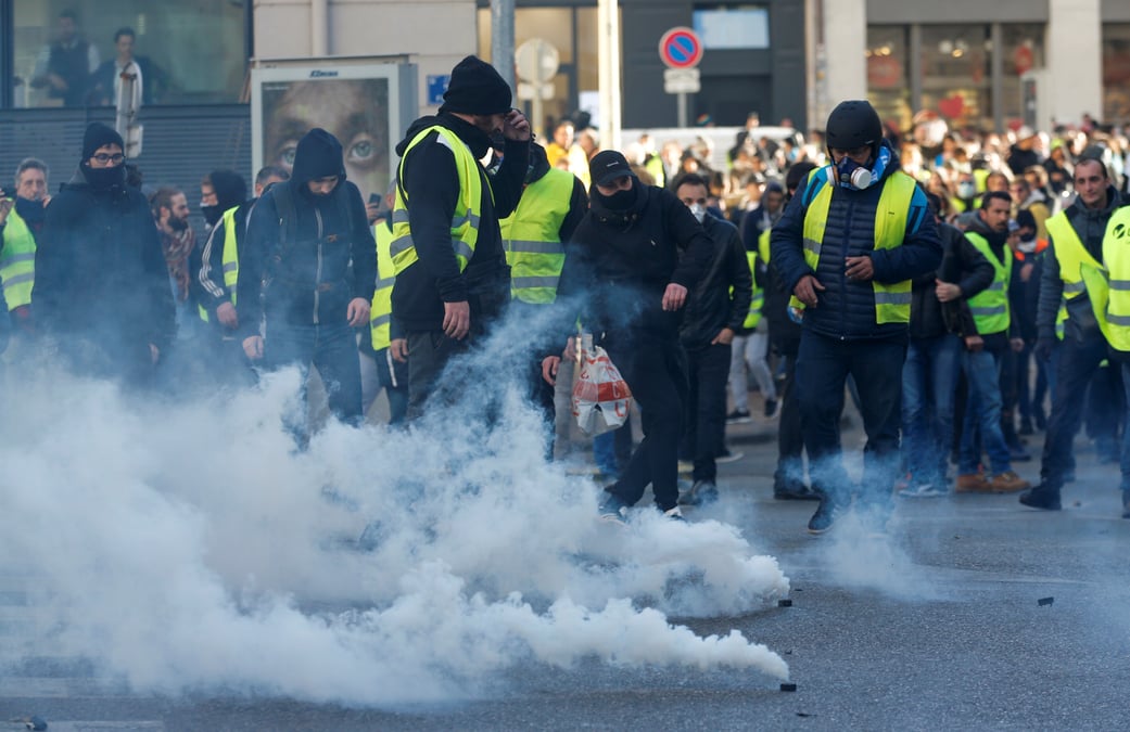 "gilets jaunes": un manifestant blesse a paris, l'igpn saisie
