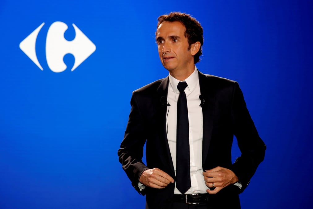 Président de de la Fédération professionnelle des supermarchés (FCD), Alexandre Bompard (Carrefour) estime que « le seul pays où la relation avec les industriels est aussi dégradée, c'est la France et c'est le seul pays où les négociations sont annuelles ».