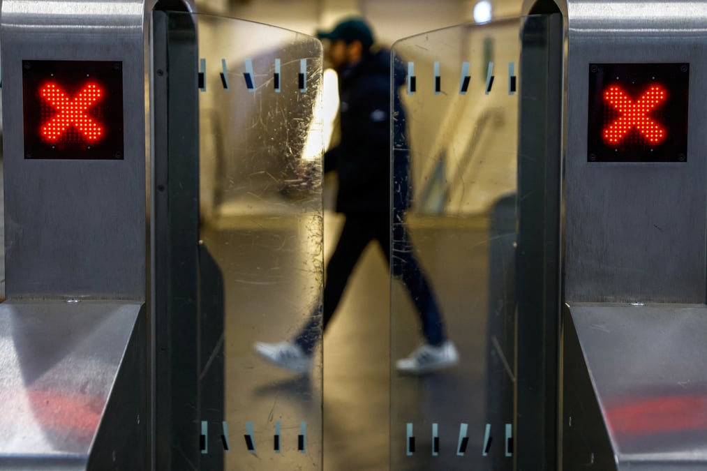 Un homme marche a l'interieur de la station de metro arts et metiers a paris