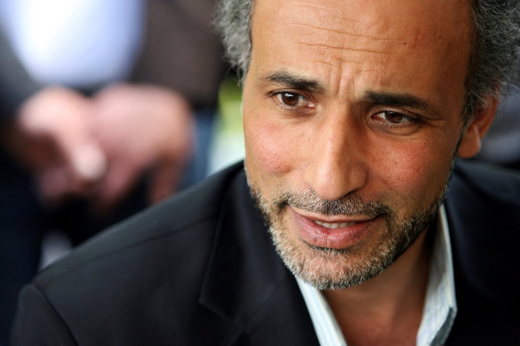 Photo d'archives: l'auteur tariq ramadan s'entretient avec un journaliste apres une conference a la mosquee er-rahma de nantes