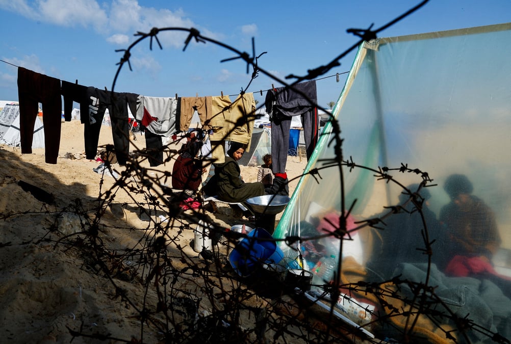 Une famille palestinienne deplacee s'abrite a la frontiere avec l'egypte, a rafah