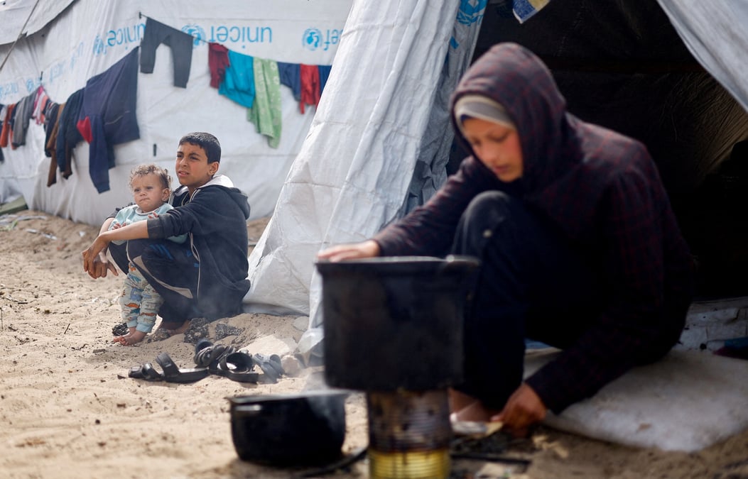 Des enfants palestiniens deplaces dans un camp a rafah