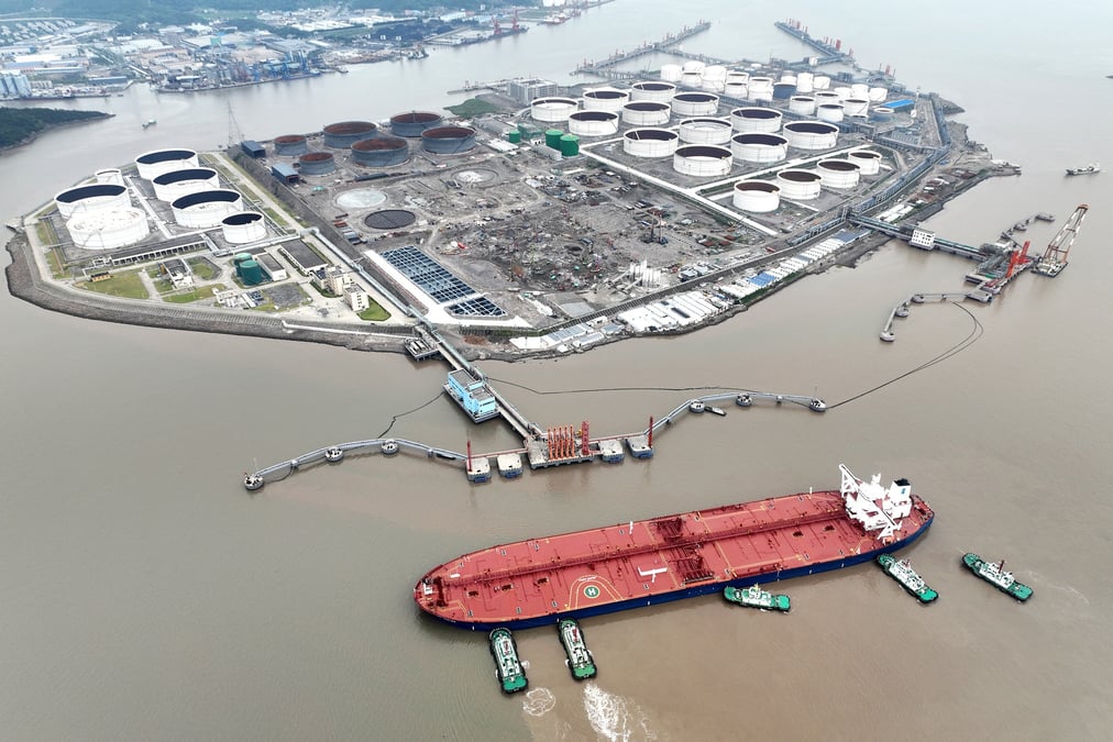 Des remorqueurs aident un petrolier a s'amarrer a un terminal petrolier, au large de l'ile de waidiao a zhoushan