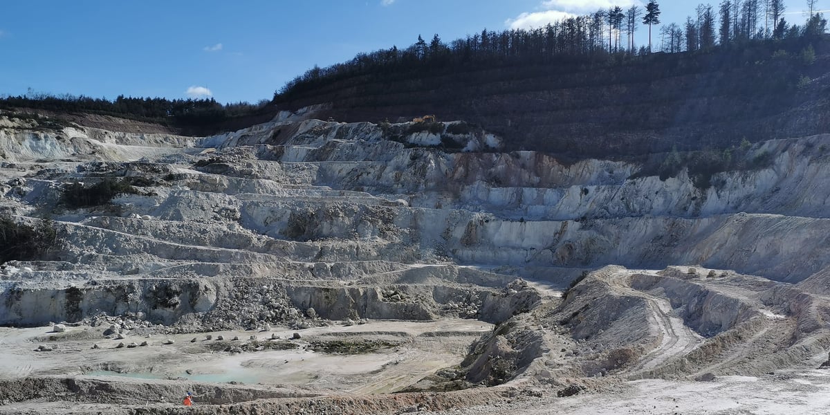 Avec du retard, l'Europe commence à se préoccuper de sa souveraineté en termes de matériaux stratégiques. Dans l'Allier, la carrière de kaolins de Beauvoir pourrait accueillir la future mine (contestée) de lithium.