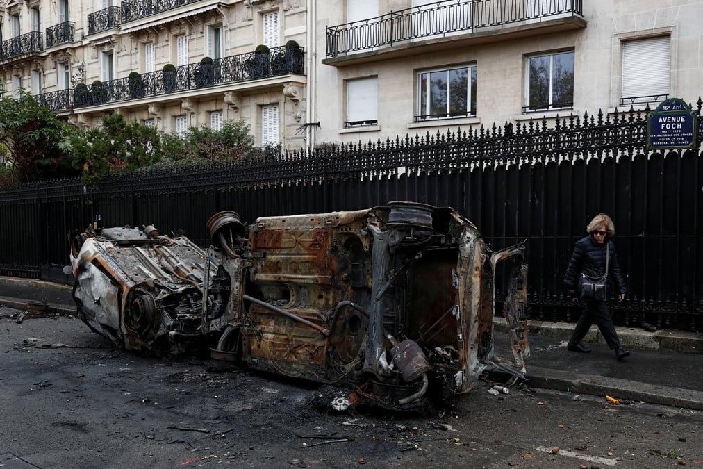 Paris decouvre les degats apres les violences de samedi