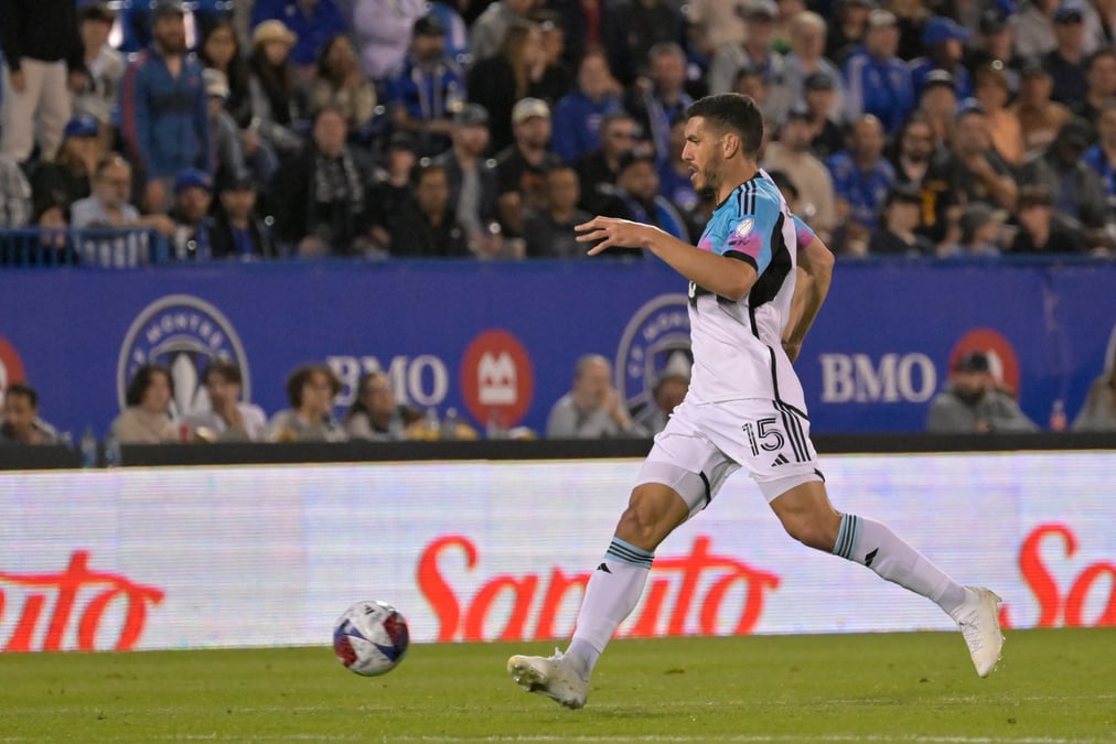 Le defenseur du minnesota united michael boxall dribble le ballon