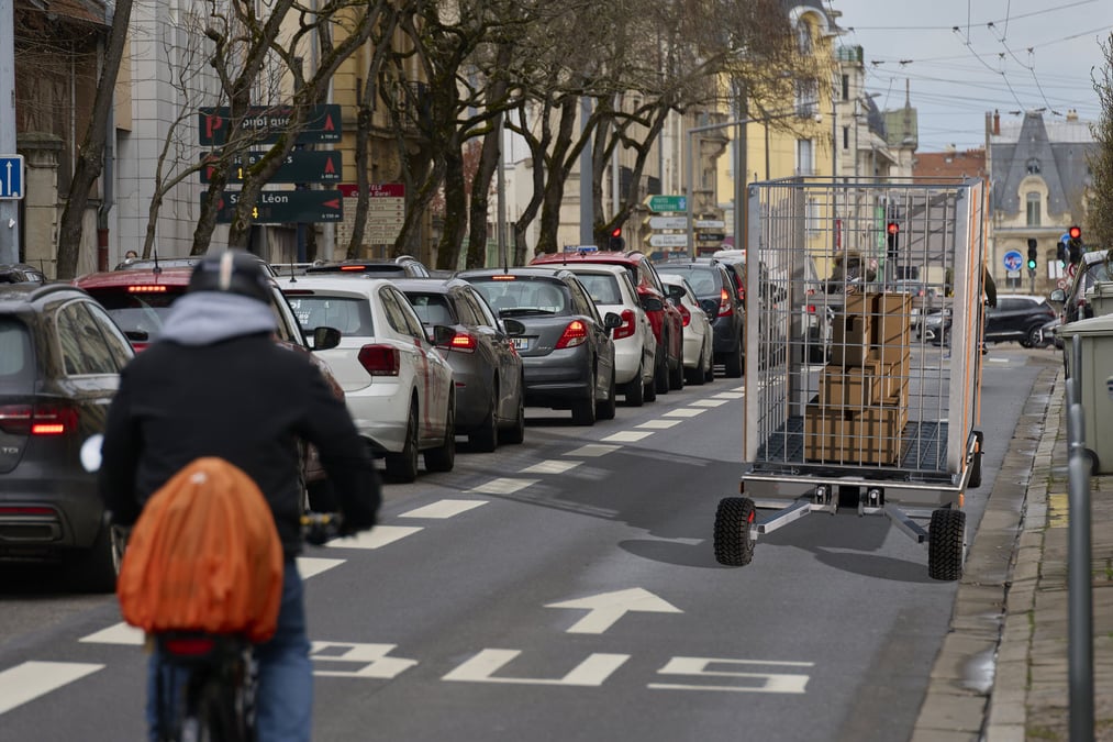 L’E-tract, qui sera proposé aux transporteurs et livreurs via un abonnement annuel d’environ 300 euros, prévoit en 2028 d’être disponible dans les plus dix plus grandes agglomérations françaises. Il aurait déjà suscité des marques d’intérêt de la part de la SCNF et du groupe loirétain de logistique Déret.