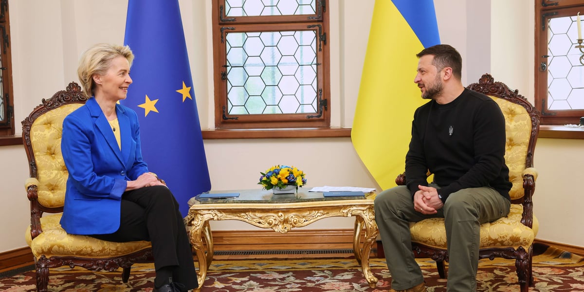 La présidente de la Commission européenne, Ursula von der Leyen, dont l’instance a déjà octroyé des milliards d’euros à l’Ukraine, ici avec le président ukrainien Volodymyr Zelensky (photo d’archive).