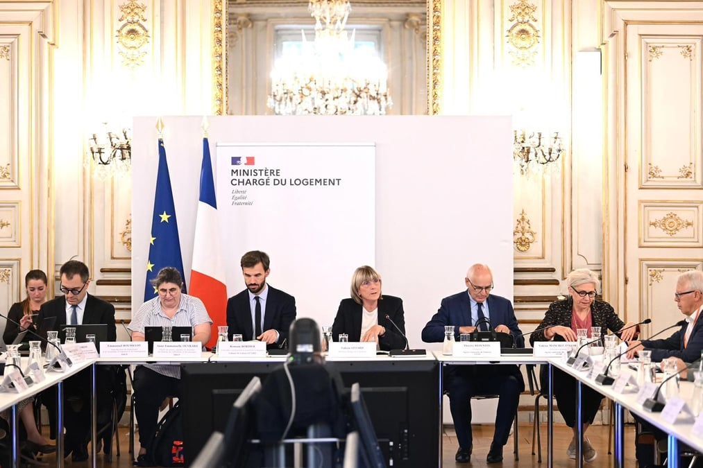 La ministre du Logement, Valérie Létard (au centre), a organisé, mardi 22 juillet, une réunion de concertation sur MaPrime Rénov'. À sa droite, le président et la directrice générale de l’Agence nationale de l’habitat (Anah).