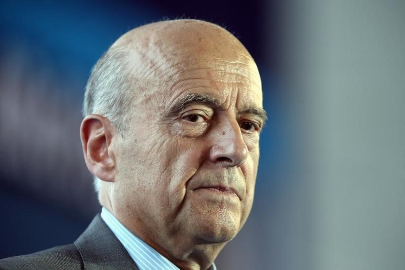 Alain juppe defend son concept d'"identite heureuse" dans un livre