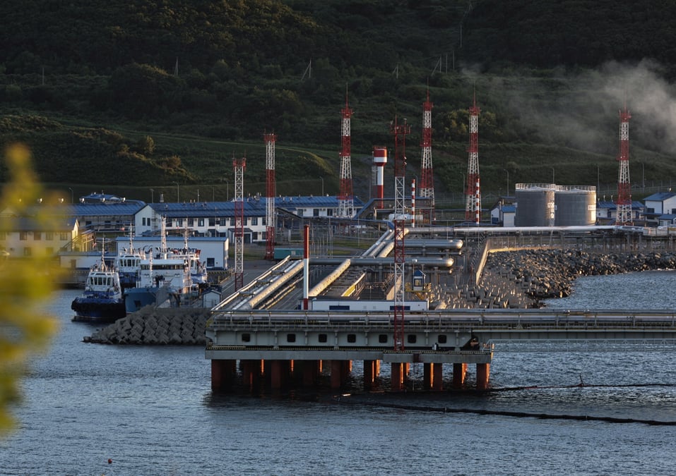 Photo d'archive du terminal de petrole kozmino sur la rive de la baie de nakhodka