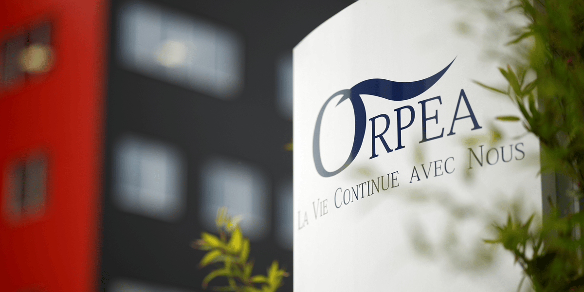 Le logo d'orpea a l'entree d'une maison de retraite a reze