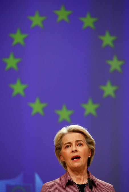 La presidente de la commission europeenne, mme von der leyen, donne une conference de presse a bruxelles