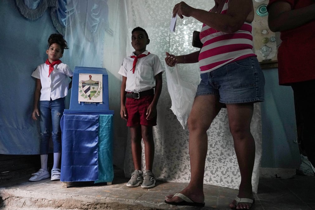 Une femme vote a la havane, a cuba