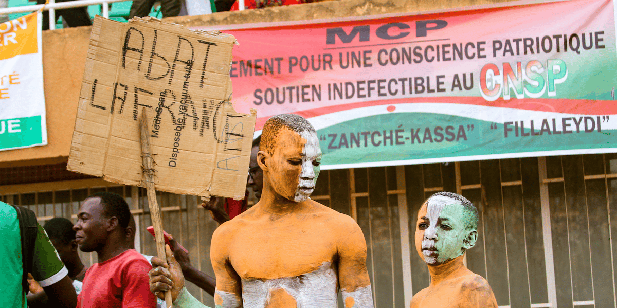Dimanche après-midi, quelque 30.000 partisans du coup d'Etat, dont beaucoup brandissaient des drapeaux du Niger, du Burkina Faso et de Russie, se sont livrés à une démonstration de force dans le plus grand stade du Niger à Niamey.