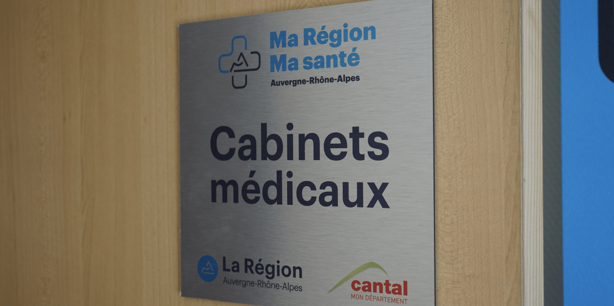 Les deux médecins salariés par la Région Auvergne-Rhône-Alpes et le Département ont ausculté plus de 500 patients, au bout d'un mois d'installation.