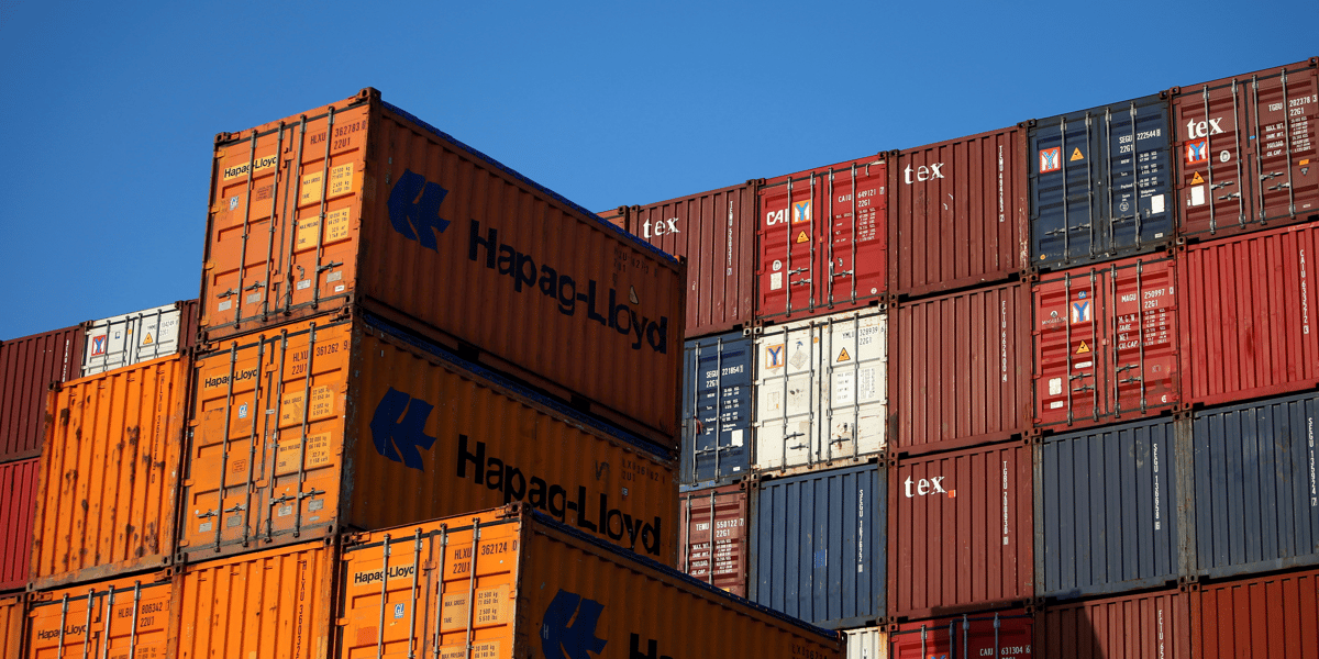 Conteneurs empiles dans le port de hambourg