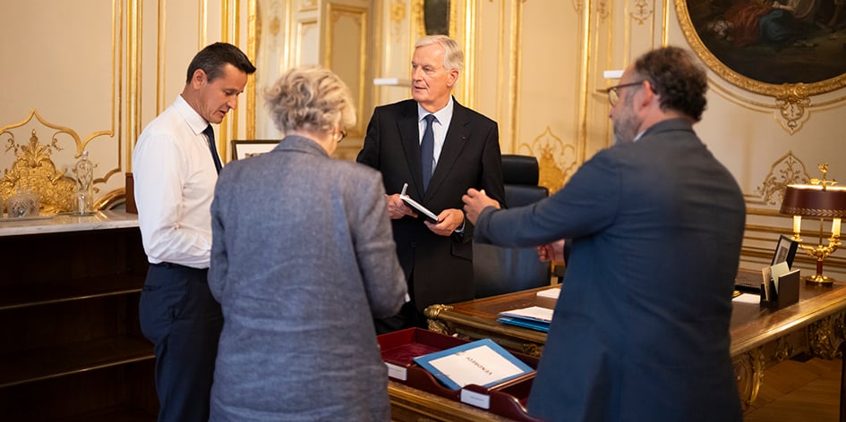 Michel Barnier et ses conseillers dans son bureau, hier, à Matignon.
