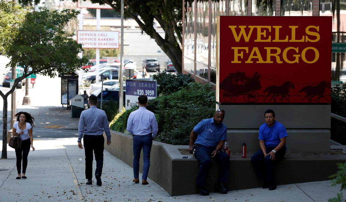 Des personnes passent devant une agence bancaire wells fargo a pasadena