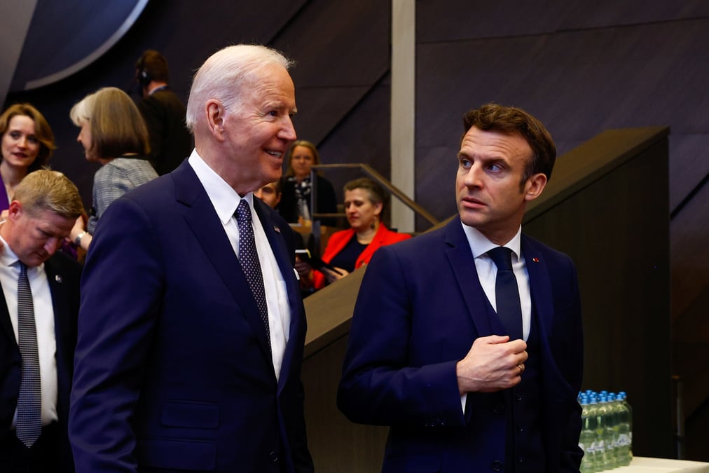 Le president des etats-unis, joe biden et president francais, emmanuel macron,  au siege de l'otan