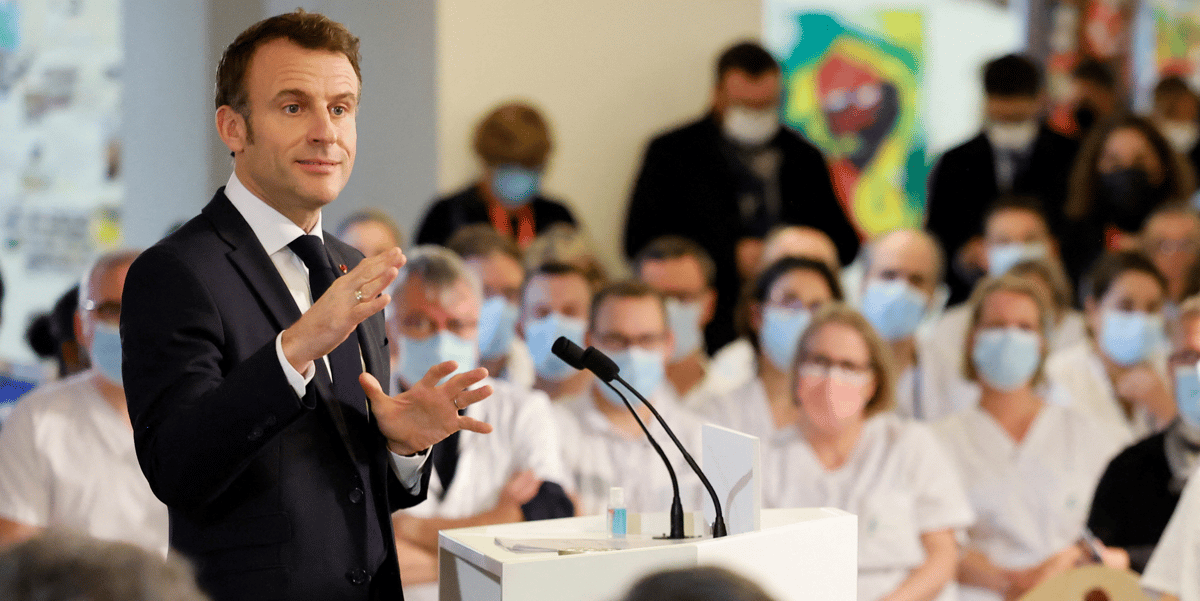 Le president francais emmanuel macron adresse ses voeux de nouvel an au personnel de sante