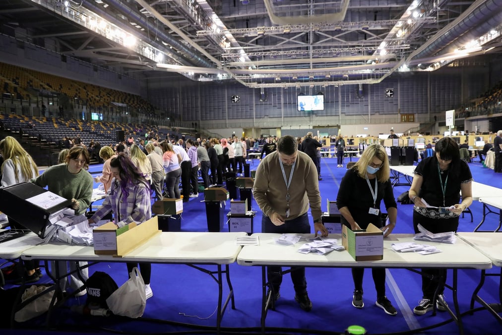 Les agents electoraux comptent les votes a glasgow, en grande-bretagne